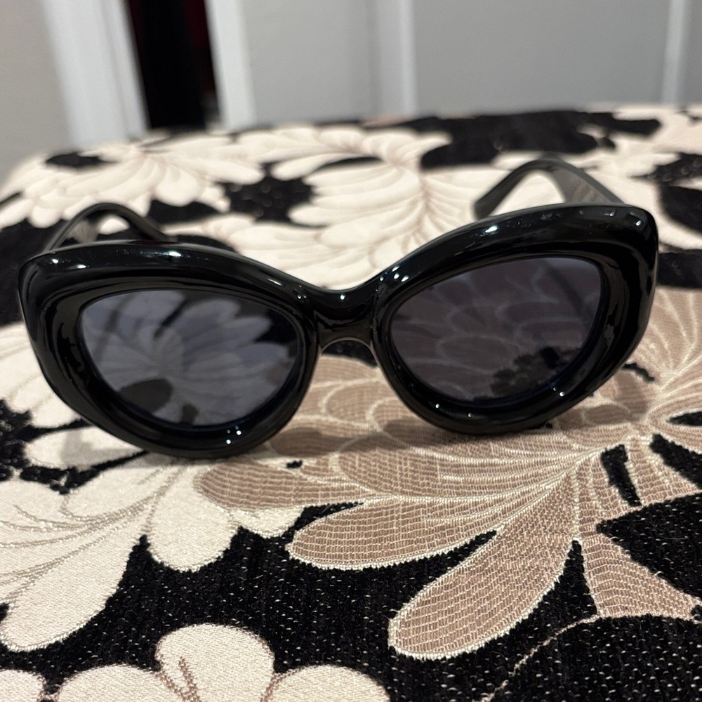 Chic Black Sunglasses